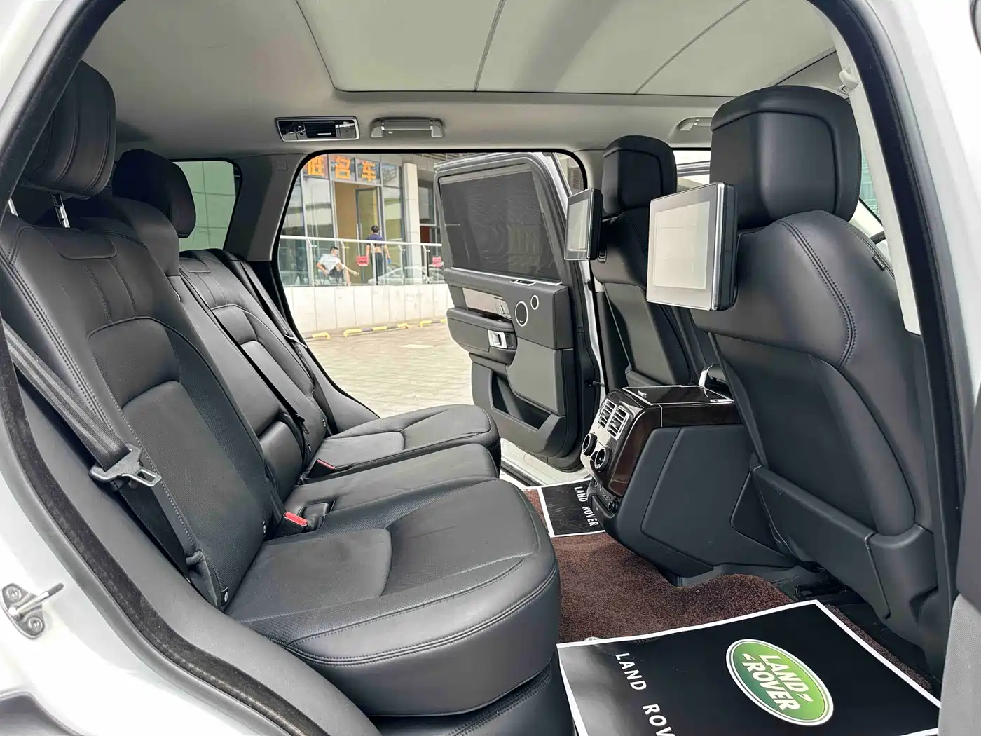 Land Rover Range Rover 2020 3.0 L6 Heritage Extended Edition фото 10