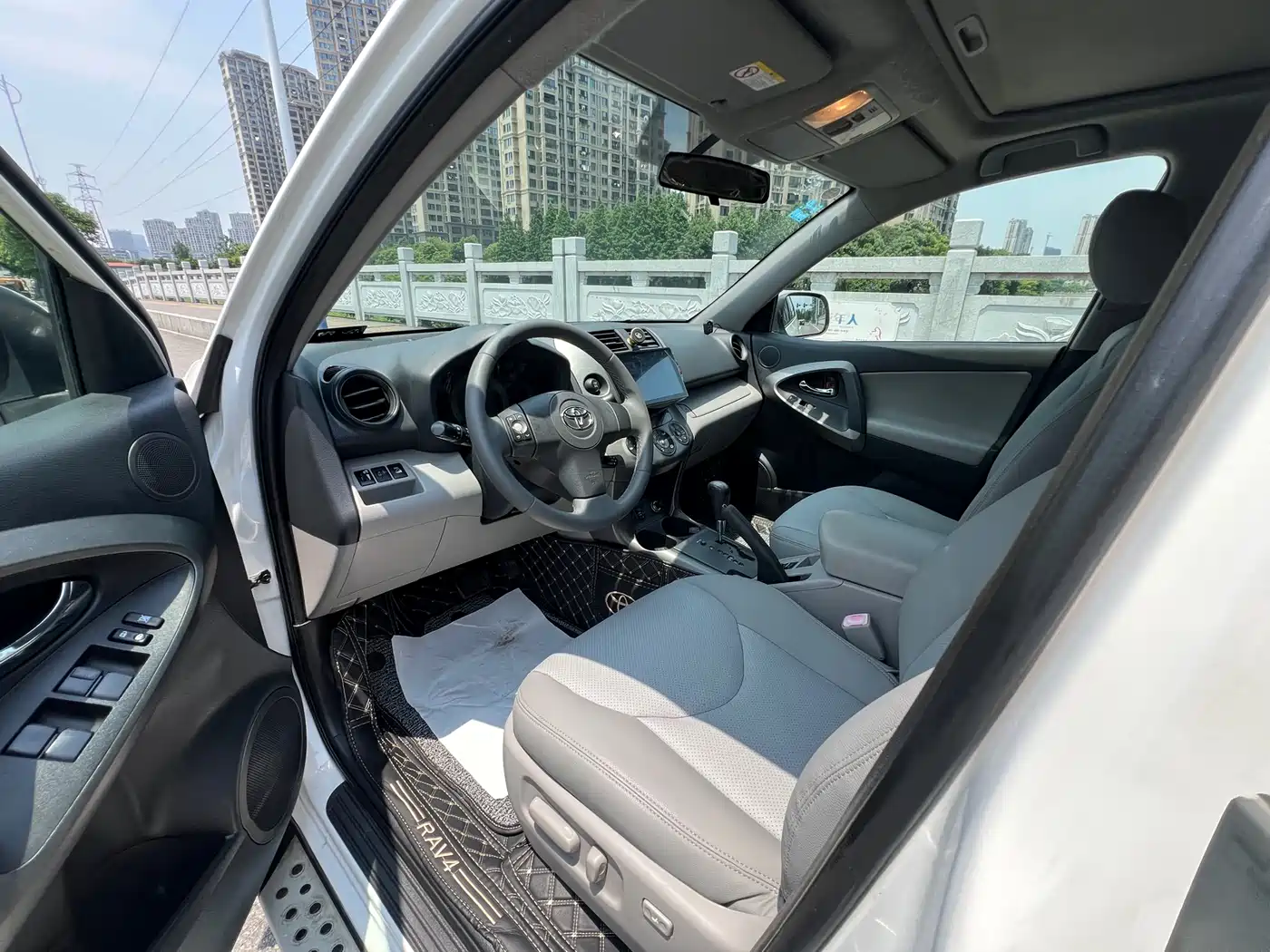 Toyota RAV4 Rongfang 2010 2.4L Automatic Luxury Upgrade Edition фото 6