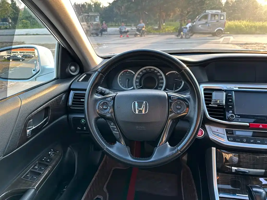 Фото 19 - Honda Accord