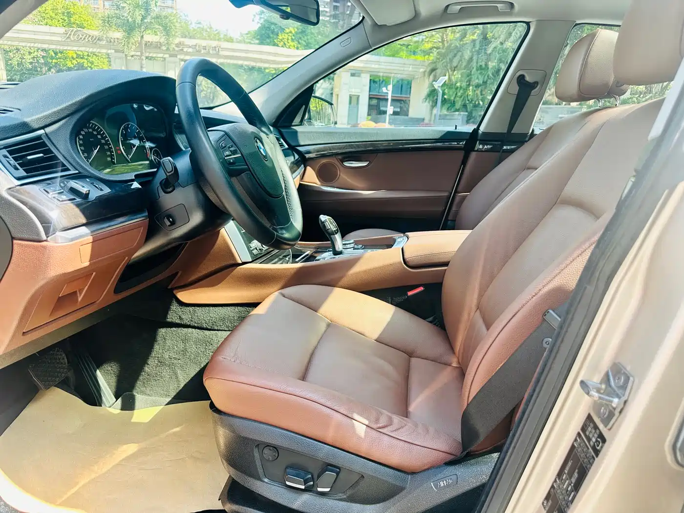 BMW 5 Series GT 2010 535i Leading Model фото 22