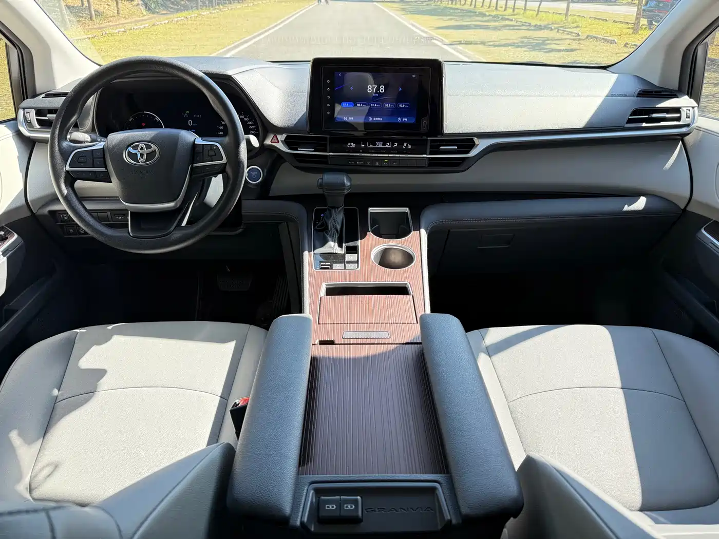 Toyota Granvia 2023 2.5L Hybrid Luxury Edition фото 5