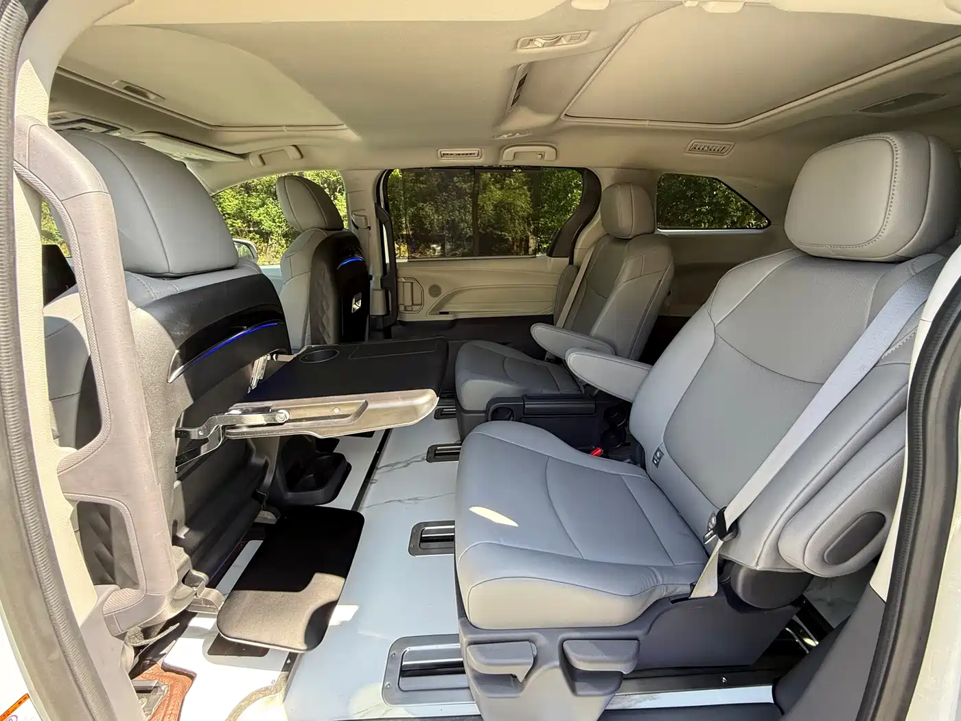 Toyota Granvia 2023 2.5L Hybrid Luxury Edition фото 14