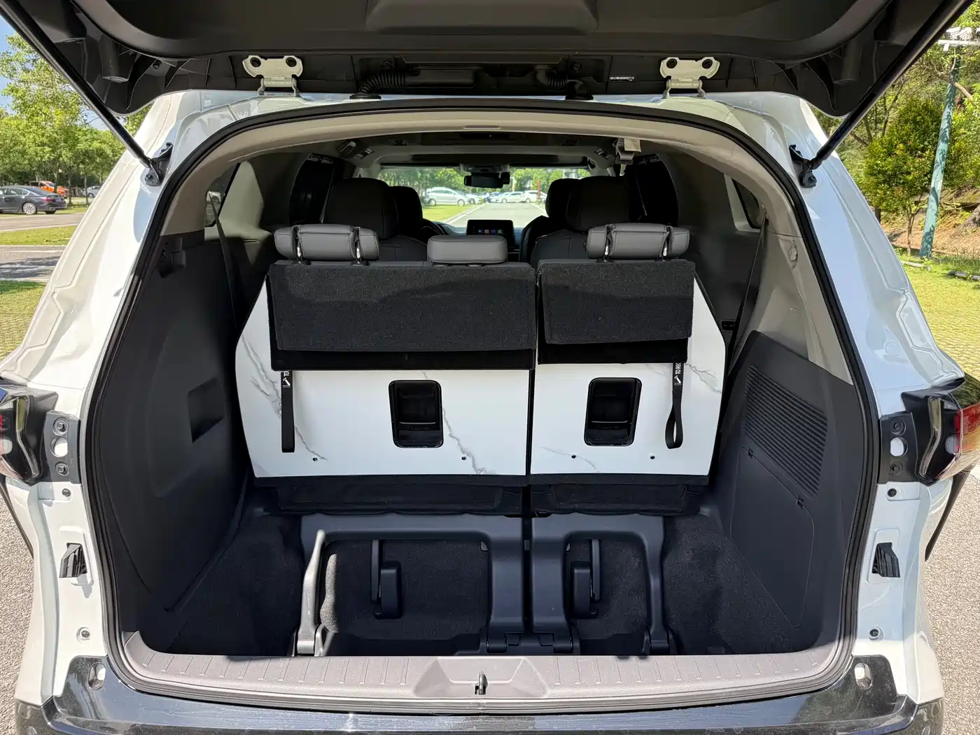 Toyota Granvia 2023 2.5L Hybrid Luxury Edition фото 16