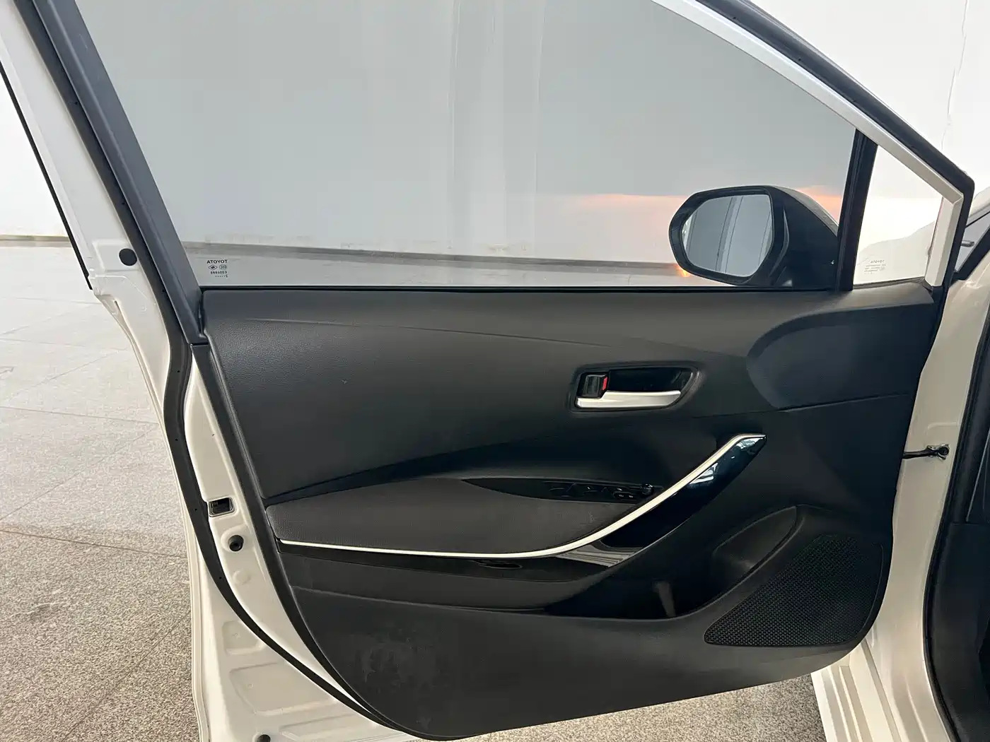 Toyota Corolla 2022 Hybrid 1.8L E-CVT Pioneer Edition фото 15