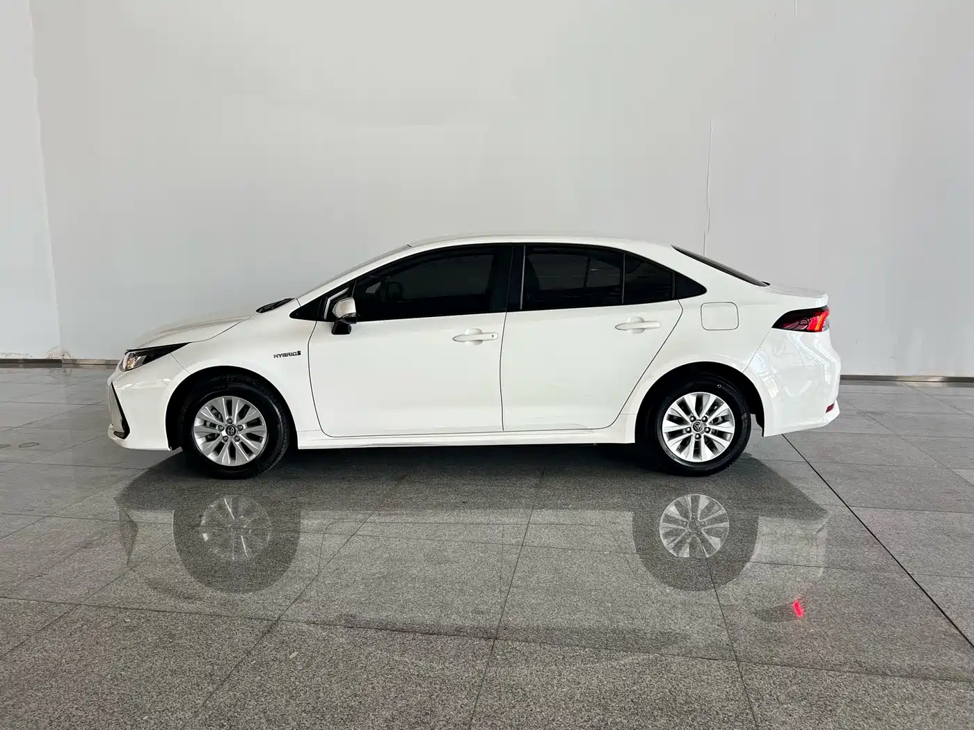 Toyota Corolla 2022 Hybrid 1.8L E-CVT Pioneer Edition фото 3