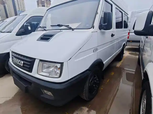 Iveco Daily 2020 Model 2.5T A35 Bus Dual-Tire Medium Roof 5-9 Seats with Side Sliding Door China V