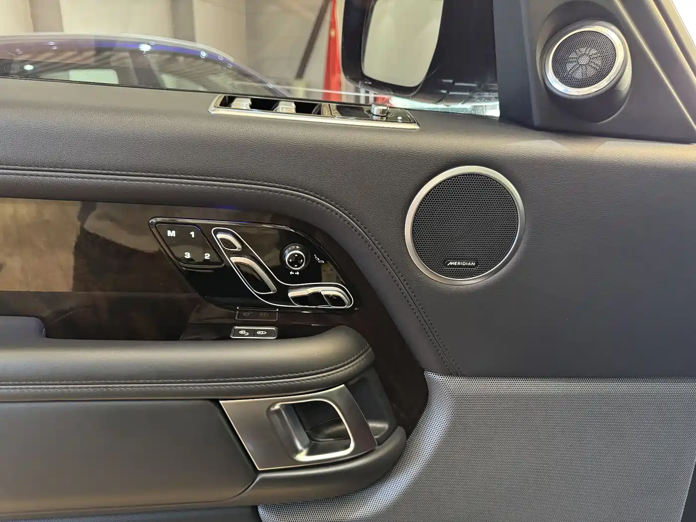 Land Rover Range Rover 2020 3.0 L6 Heritage Extended Edition фото 5