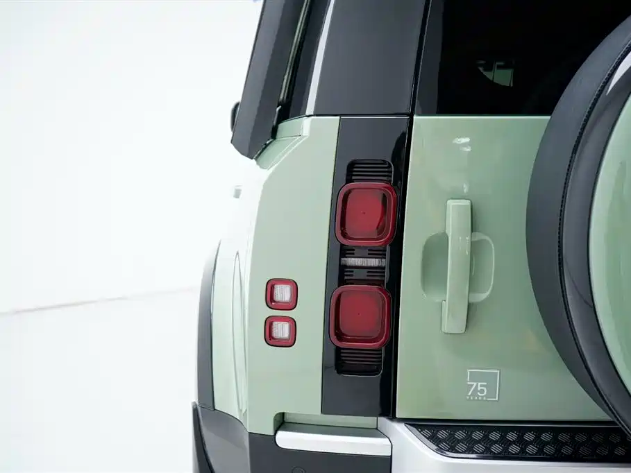 Land Rover Defender 2023 110 3.0T P400 75th Anniversary Legend Edition фото 16
