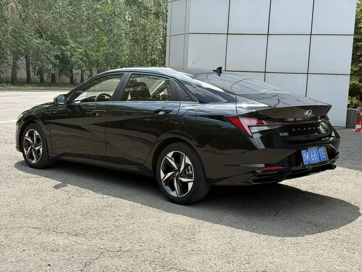 Hyundai Elantra 2022 1.5L CVT LUX Premium Edition фото 18