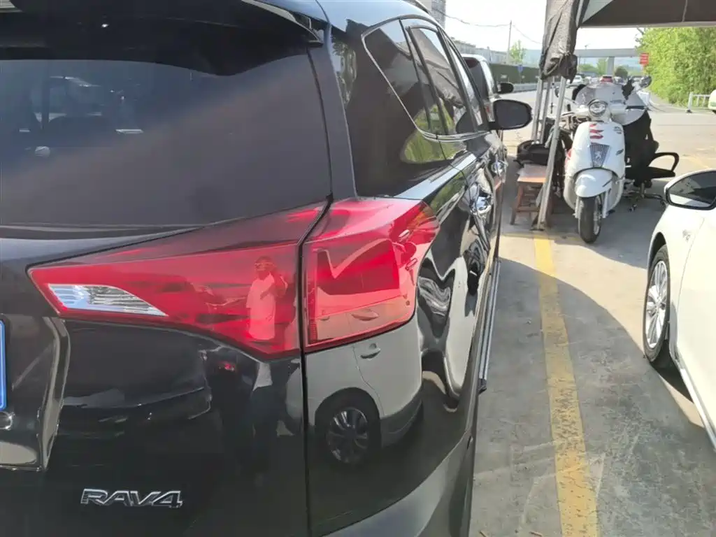 Toyota RAV4 Rongfang 2015 2.0L CVT 2WD Trend Edition фото 8