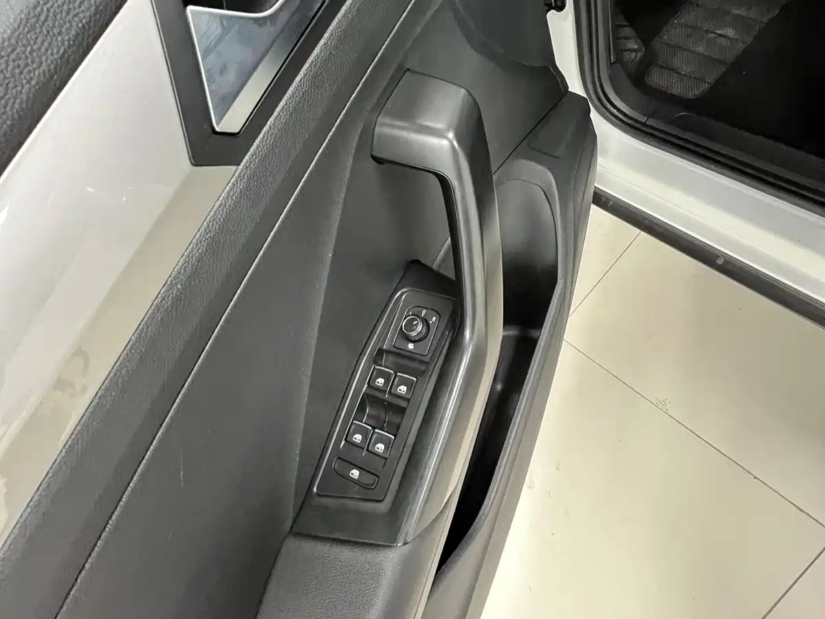 VOLKSWAGEN T-ROC EXPLORING SONGS