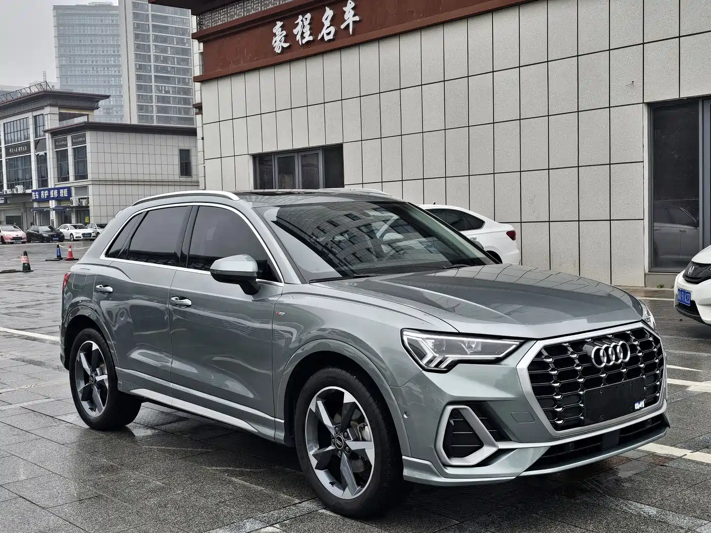 AUDI Q3