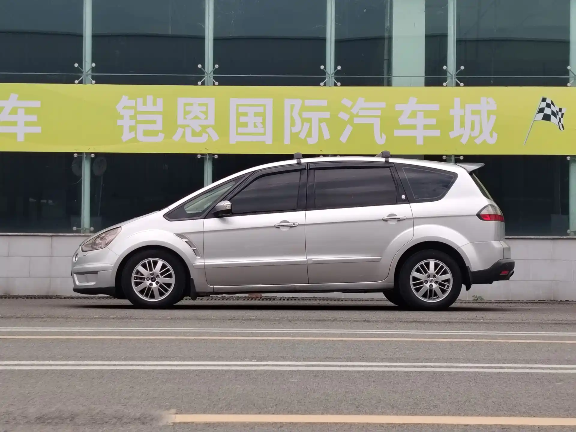 Photo 14 - Ford S-MAX