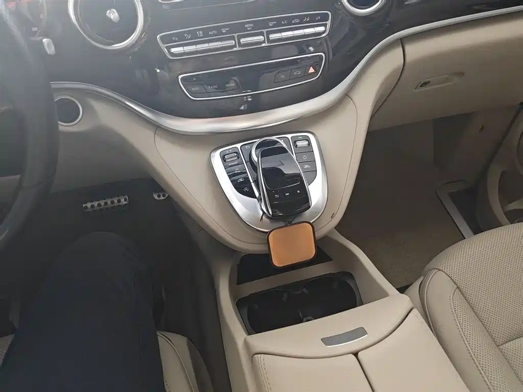 Mercedes-Benz V-Class 2017 Model V 260 L Premium Extended Edition фото 20