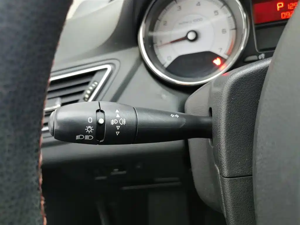 Peugeot 308 2014 Model Joy Edition Classic 1.6L Automatic Superior Style фото 21