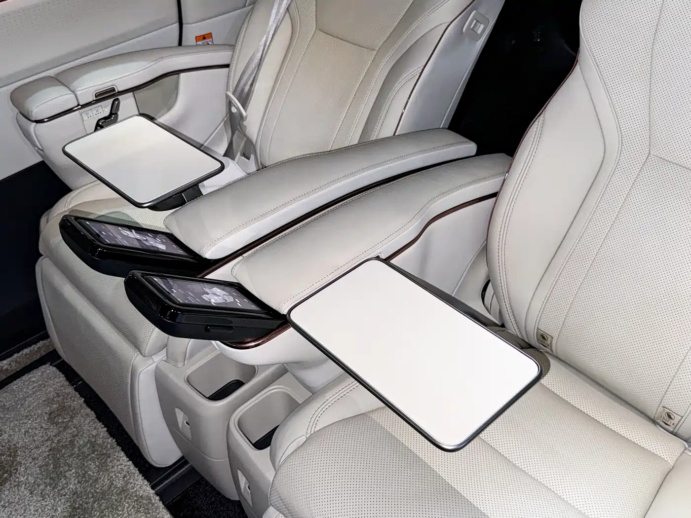 Lexus LM 2023 500h 6-Seater Prestige Edition фото 24