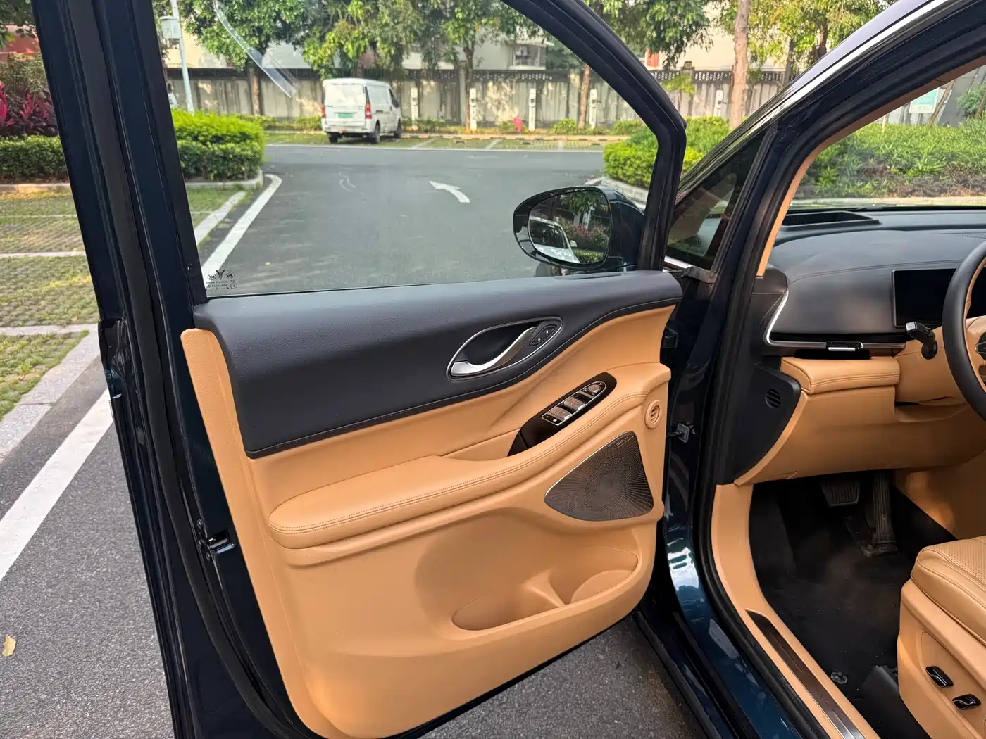 Voyah Auto Voyah Dreamer 2025 Model PHEV 4WD Premium QianKun Edition фото 10