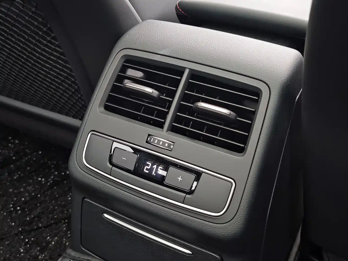 Audi A4L 2025 2 Million Celebration Edition 40 TFSI Luxury Dynamic фото 17
