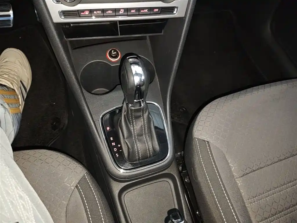 Volkswagen Polo 2014 1.6L Cross Polo Automatic фото 10