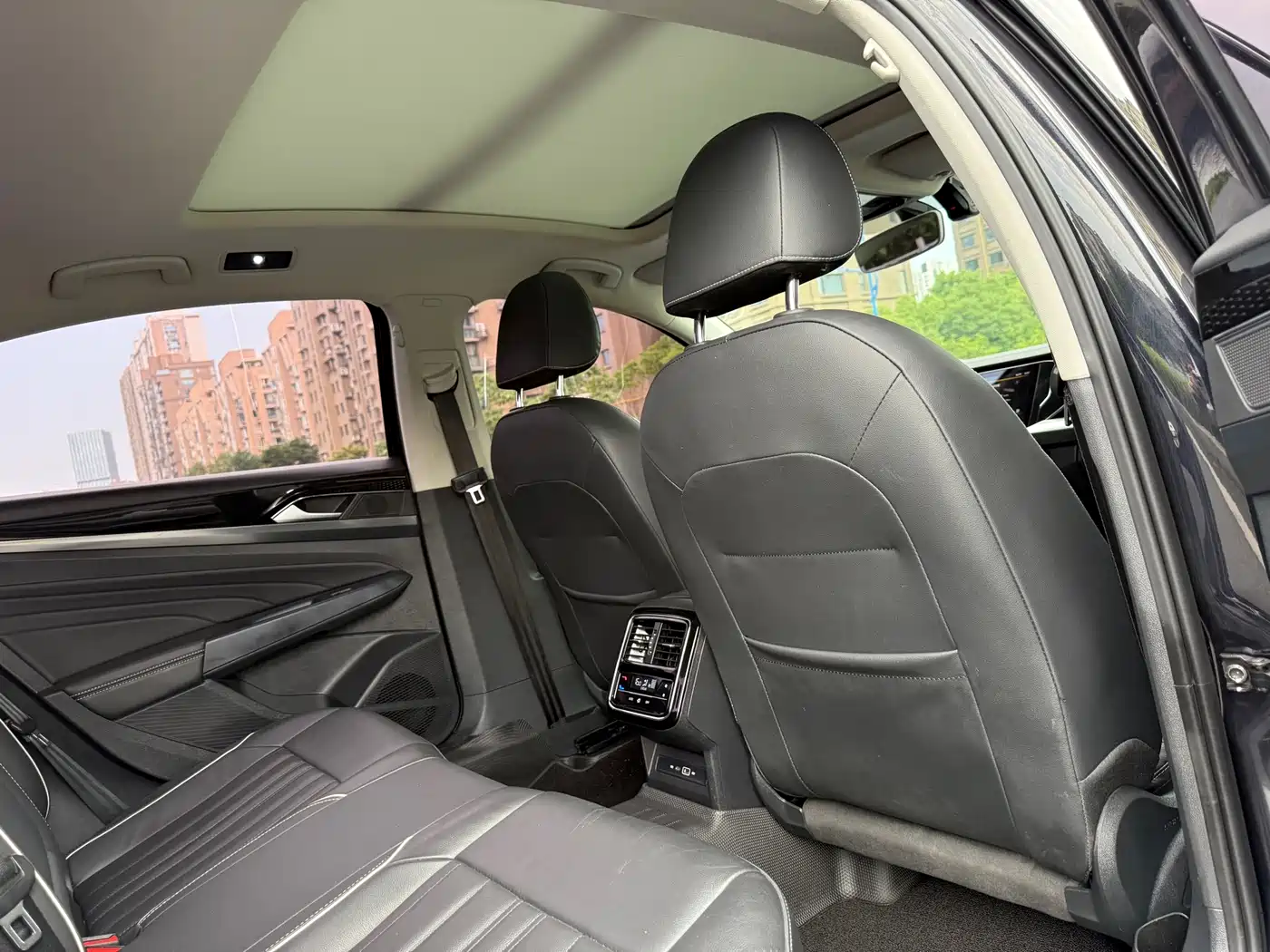 Volkswagen Passat 2022 330TSI Starlight Elite Edition фото 9