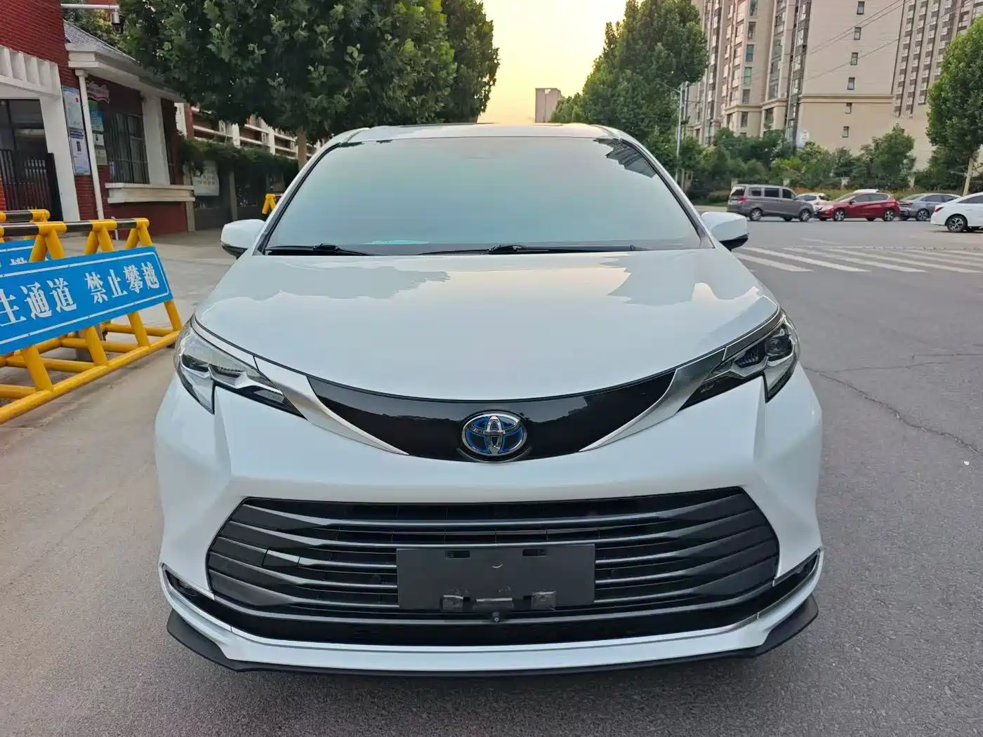 Toyota Sienna 2021 2.5L Hybrid Premium Edition фото 2