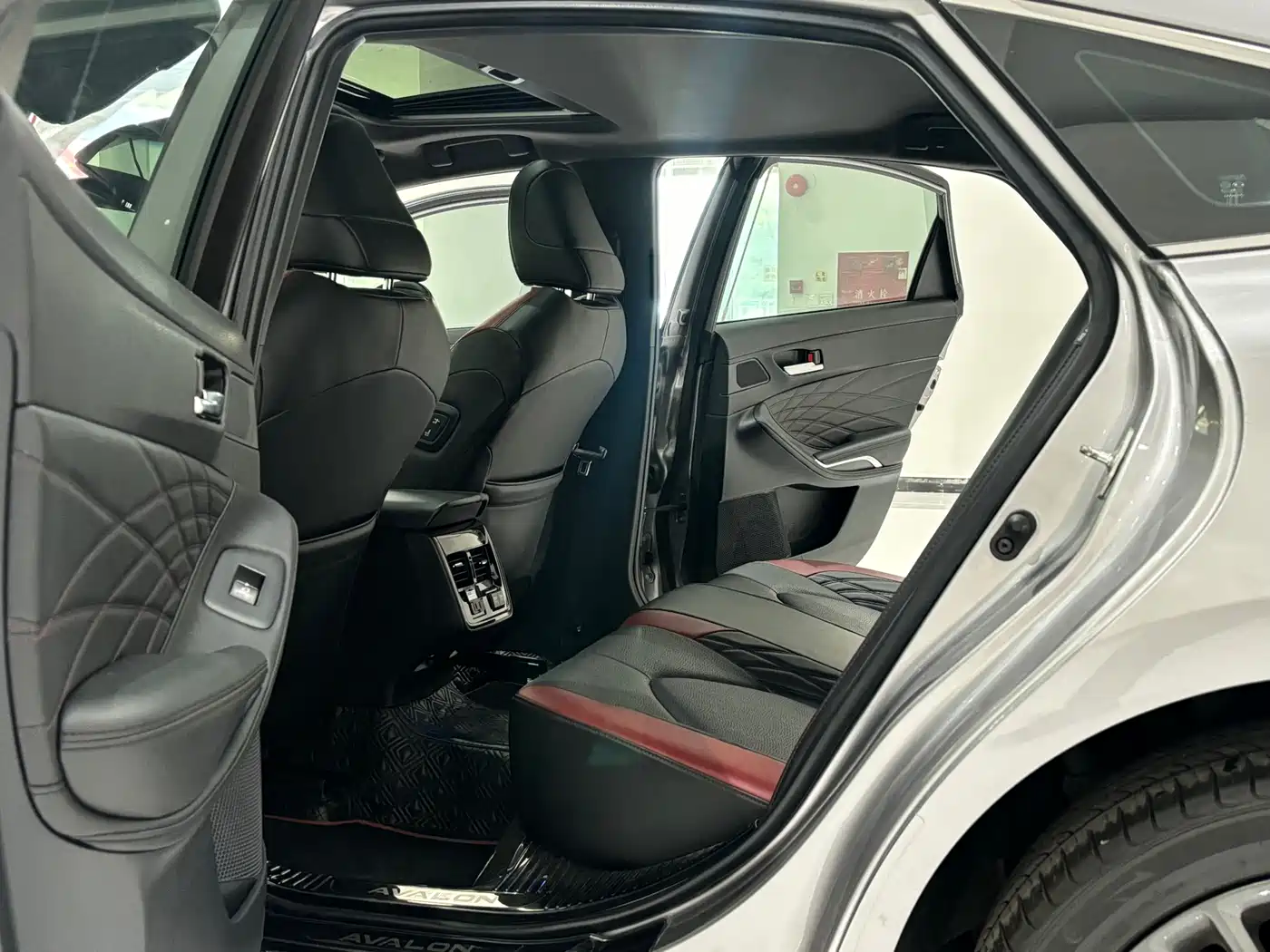 Toyota Avalon 2021 2.5L Touring Noble SPORT Edition фото 8