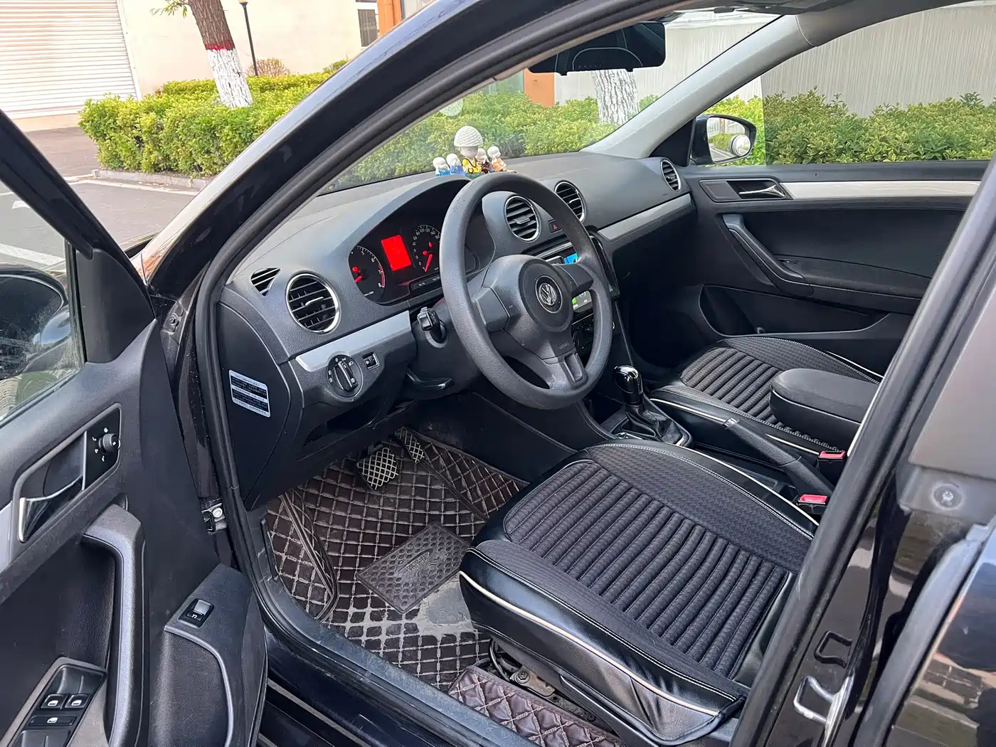 Volkswagen Jetta 2015 1.6L Auto Comfort фото 8