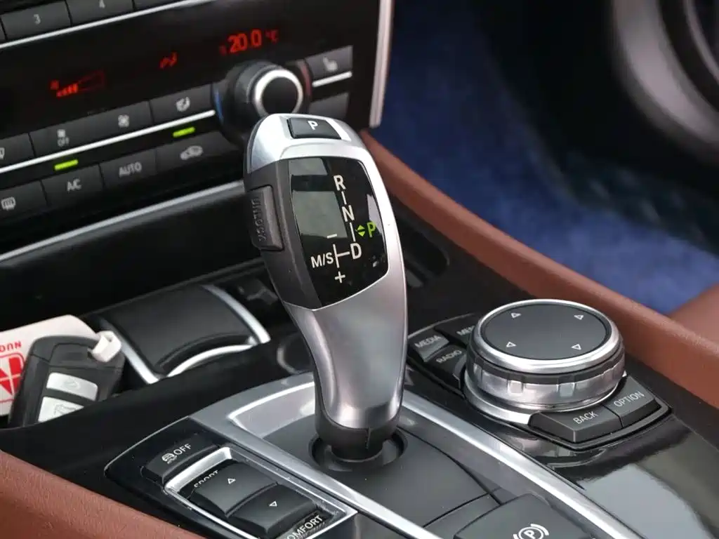 BMW 5 Series GT 2014 528i Leading фото 11