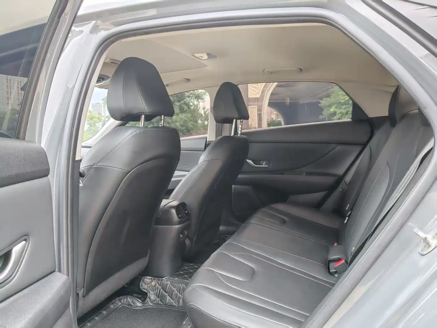 Hyundai Elantra 2022 1.5L CVT LUX Premium Edition фото 5