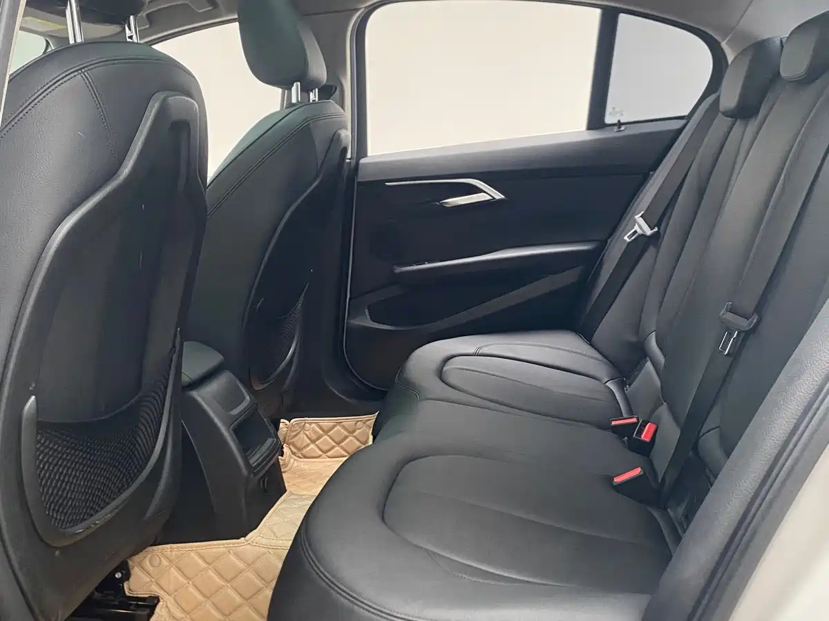 BMW 1 Series 2018 118i Sport Edition фото 5