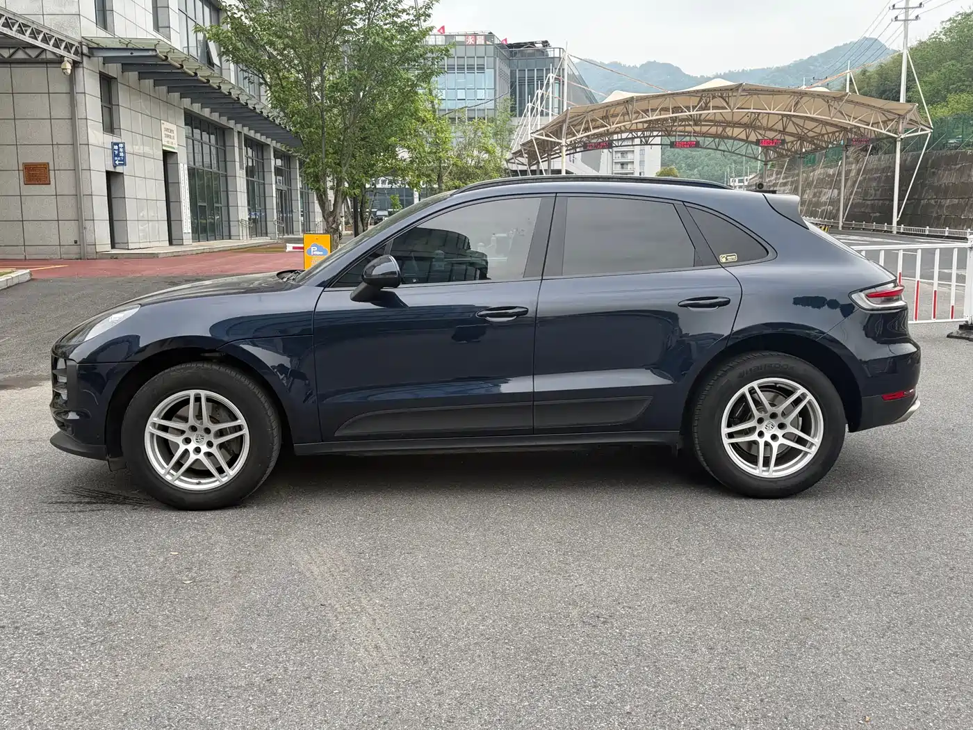 PORSCHE MACAN
