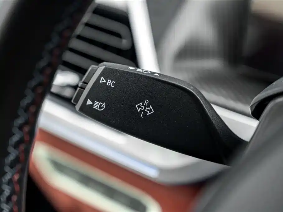 BMW XM 2023 50e фото 11