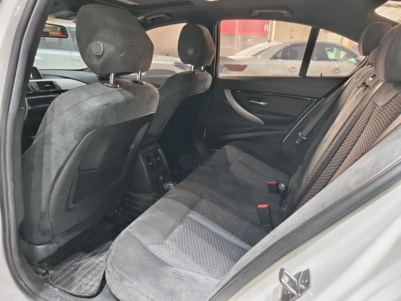 BMW 3 Series 2017 320i M Sport фото 9