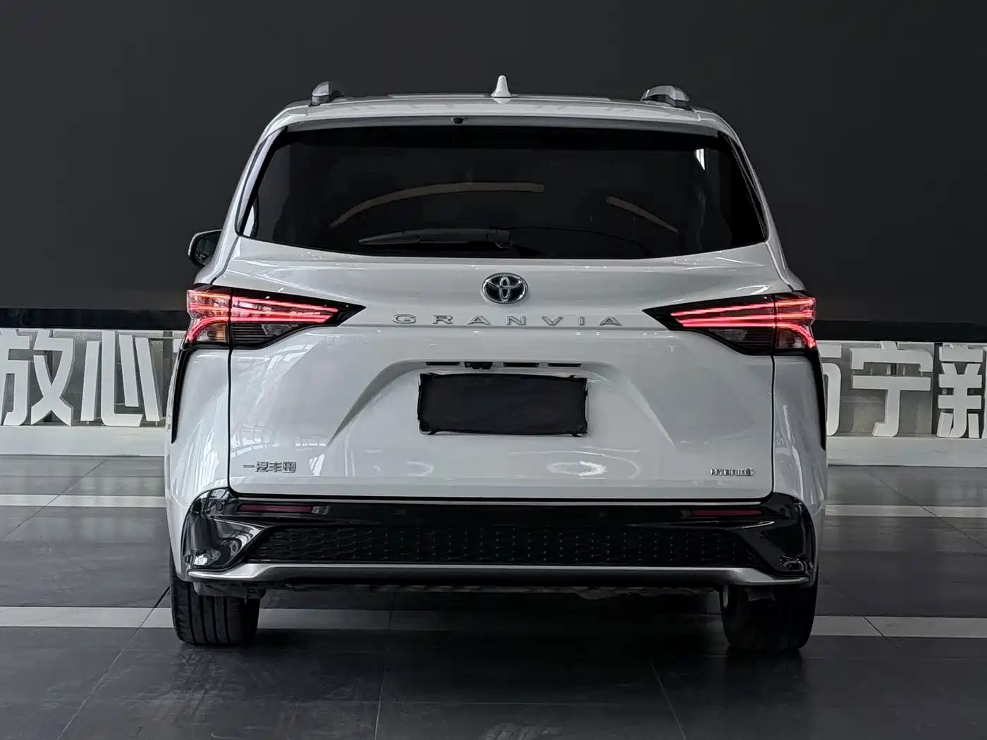 Photo 5 - Toyota Granvia