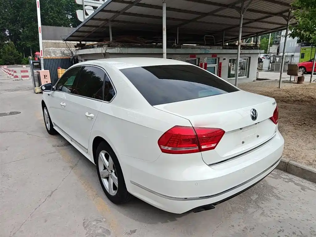 Volkswagen Passat 2014 1.8TSI DSG Executive Edition фото 5