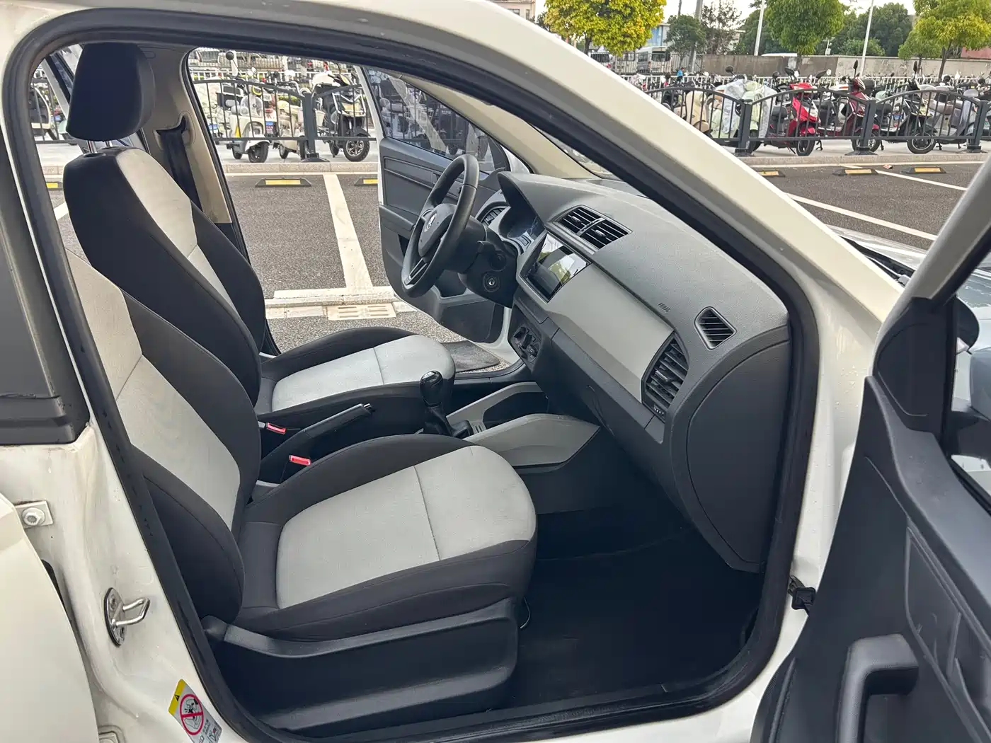 Škoda Fabia 2017 1.4L Manual Forward Edition фото 9