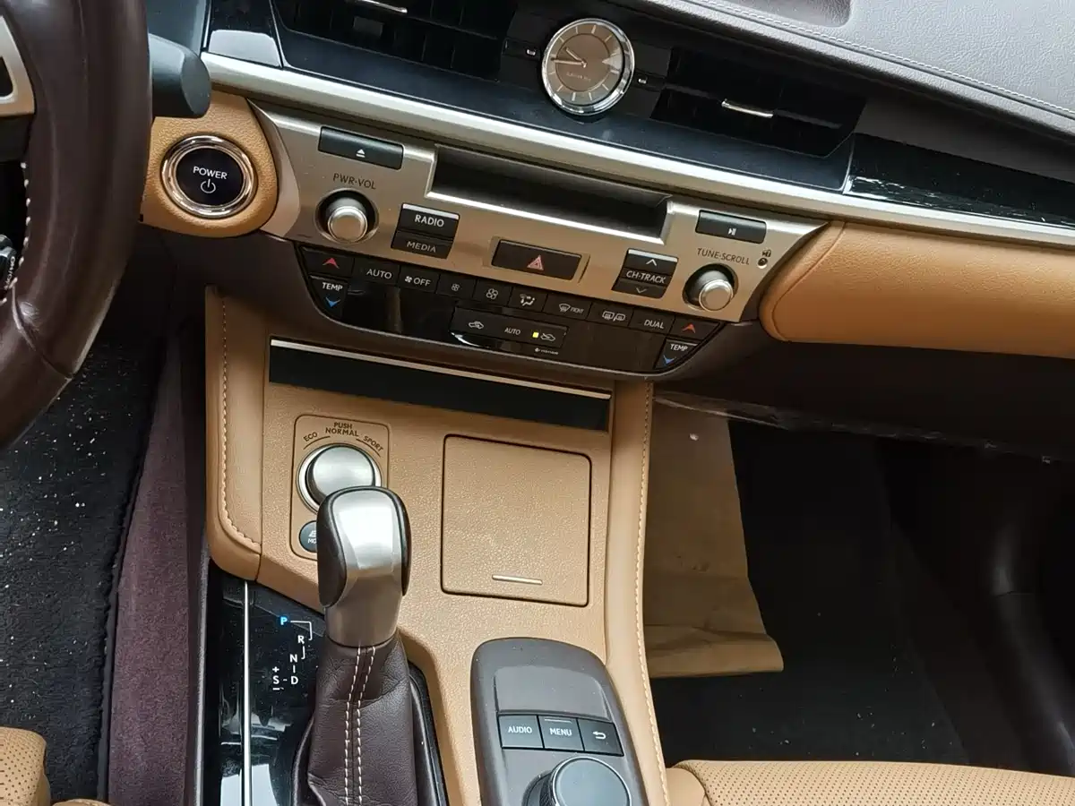 Lexus ES 2015 300h Comfort Edition фото 11