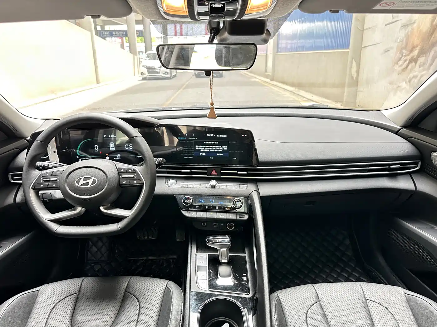 Hyundai Elantra 2023 Model 1.5L CVT LUX Premium Edition фото 6