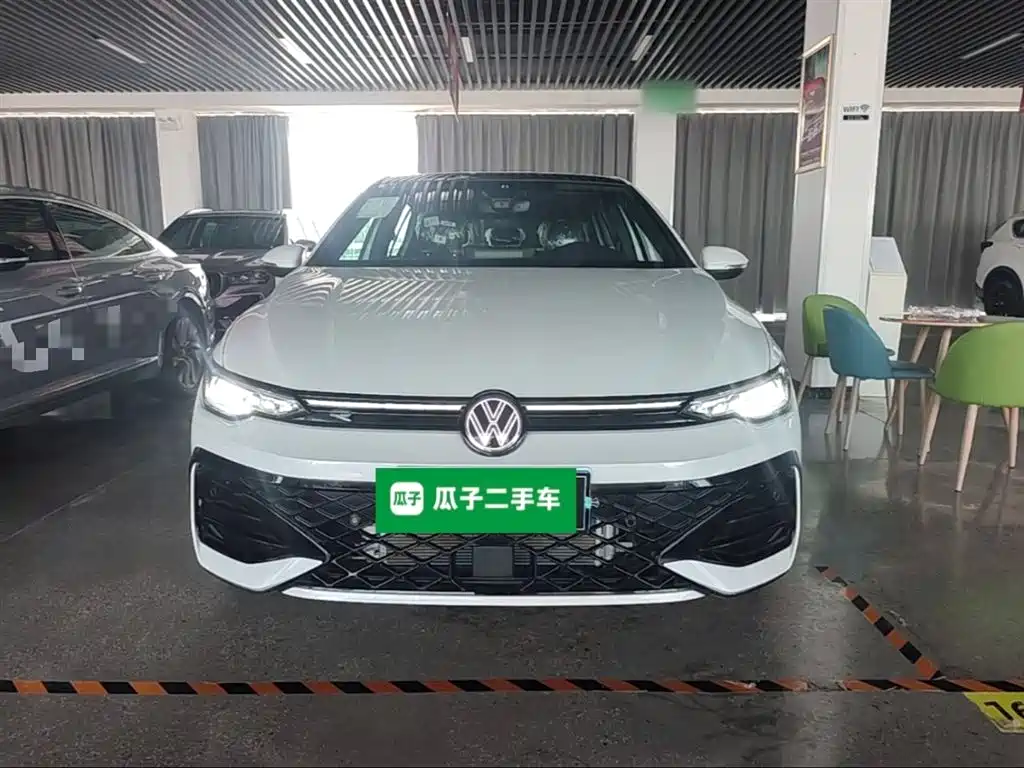 Volkswagen Golf 2025 300TSI R-Line фото 3