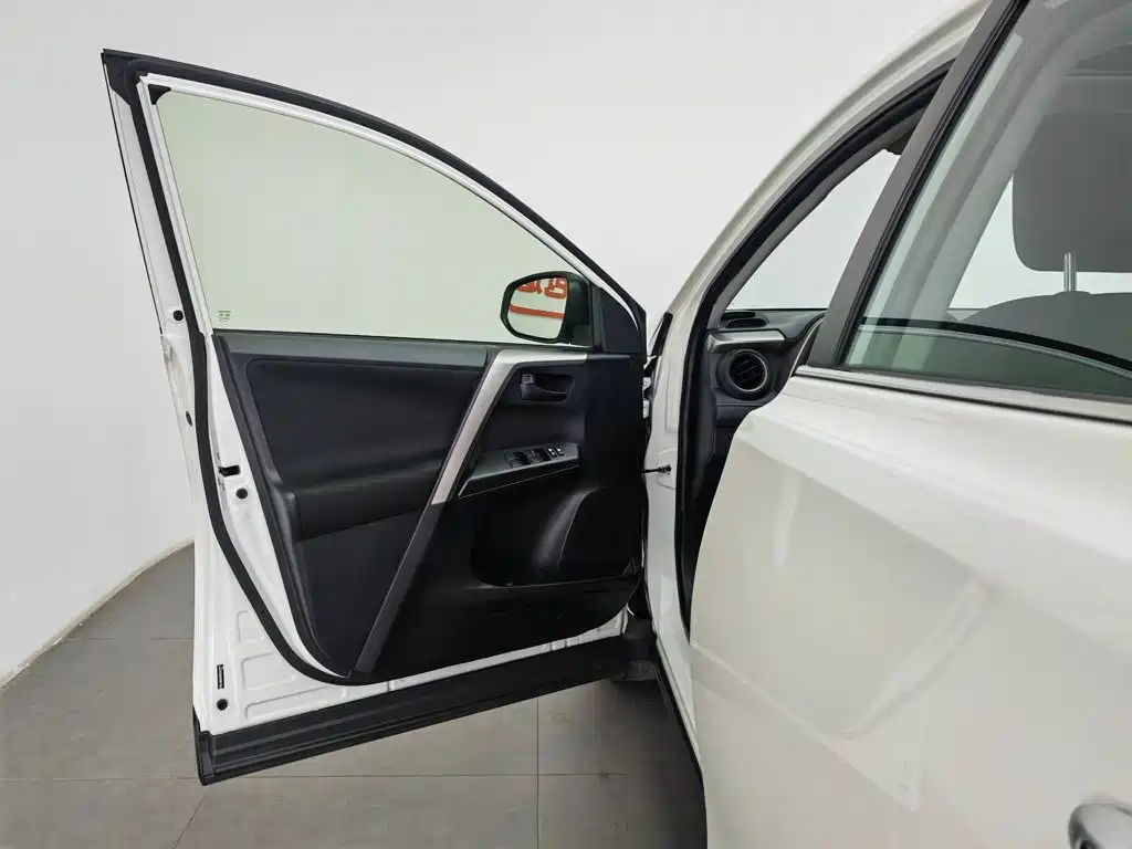 Photo 8 - Toyota RAV4 Rongfang