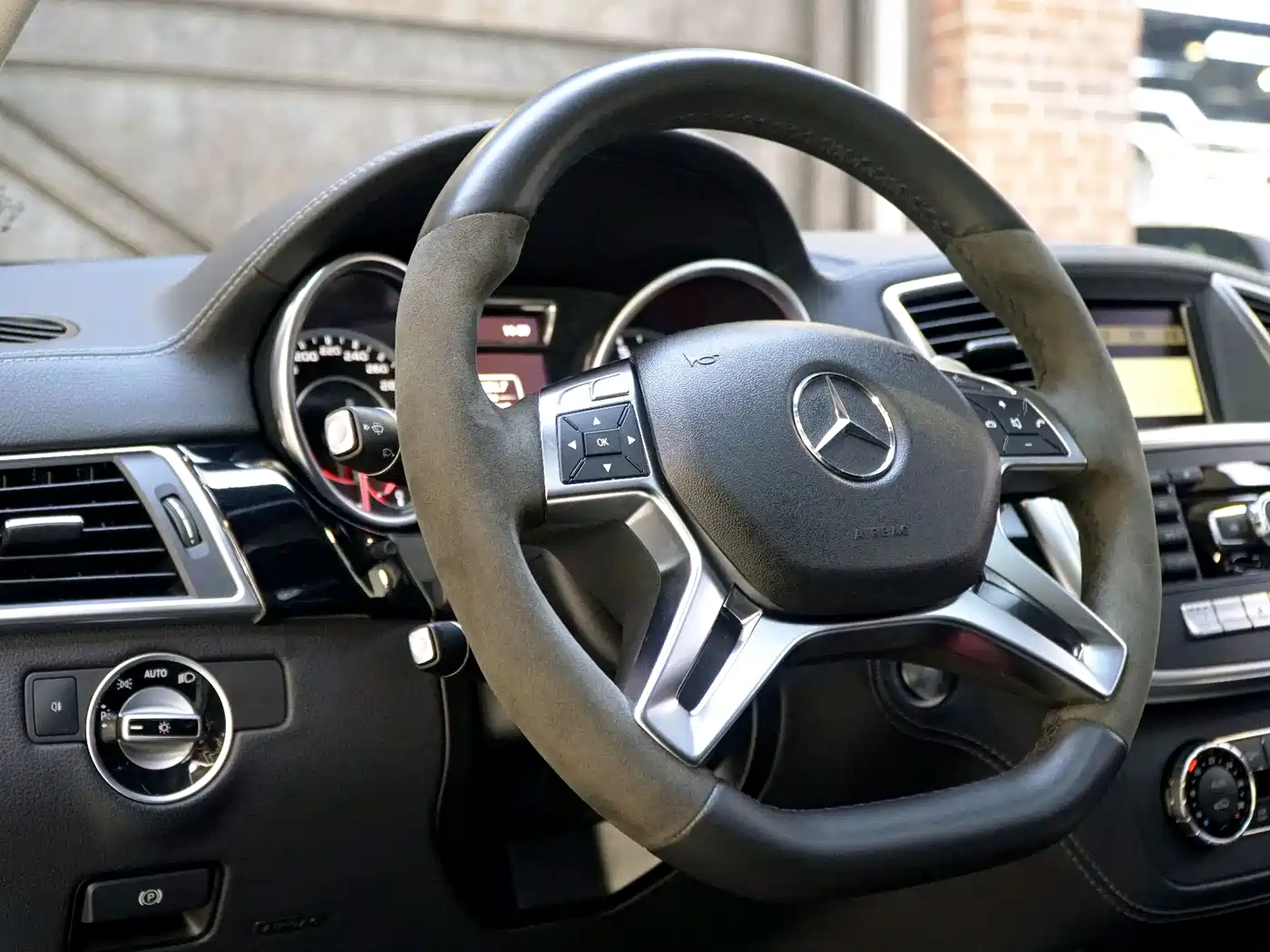 Mercedes-Benz M-Class AMG 2012 AMG ML 63 фото 17