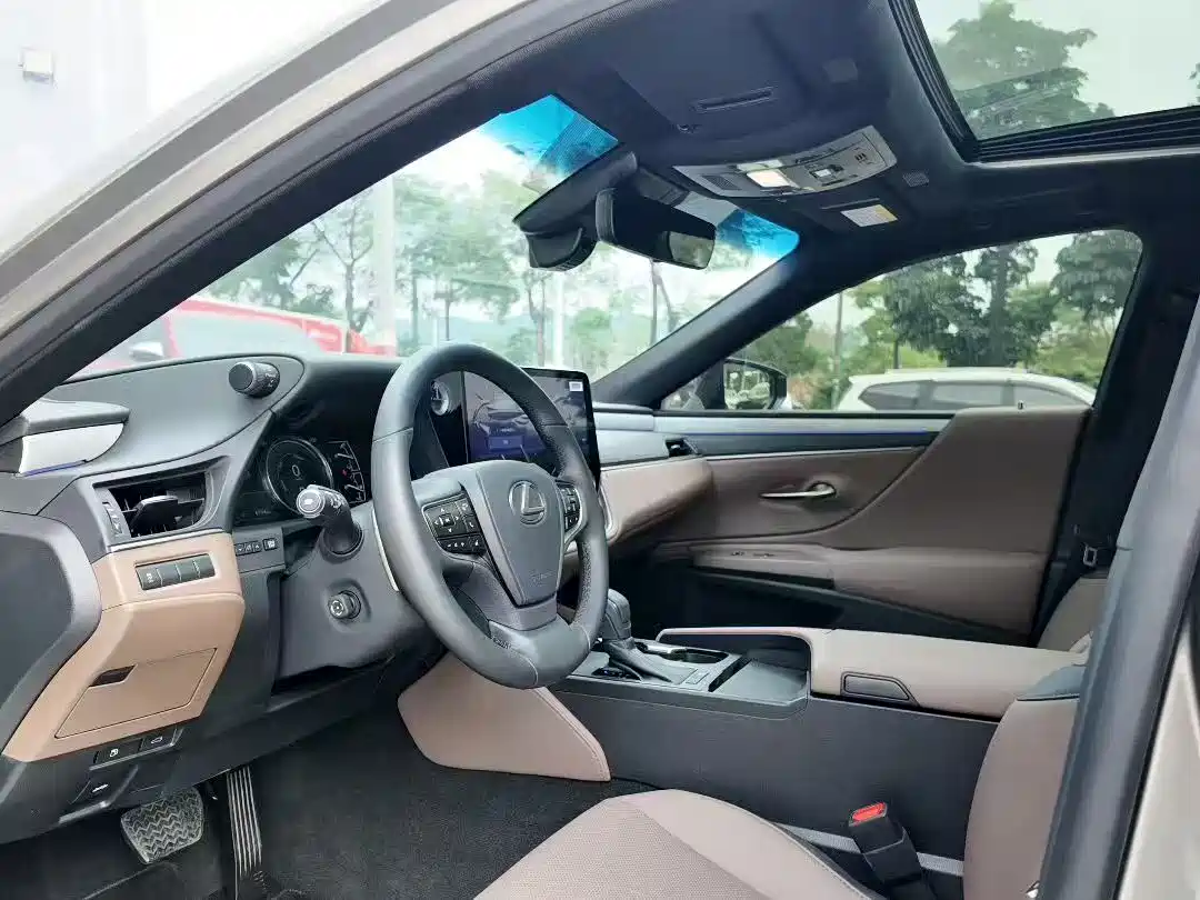 Lexus ES 2025 300h Ultimate Edition фото 4