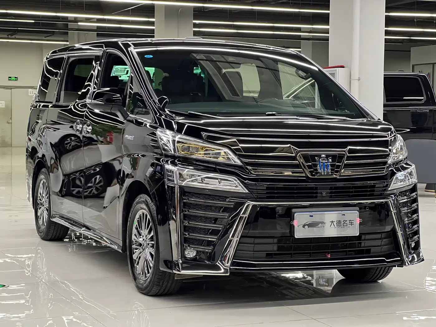 Toyota Vellfire 2023 Crown Hybrid 2.5L HV Ultimate фото 3