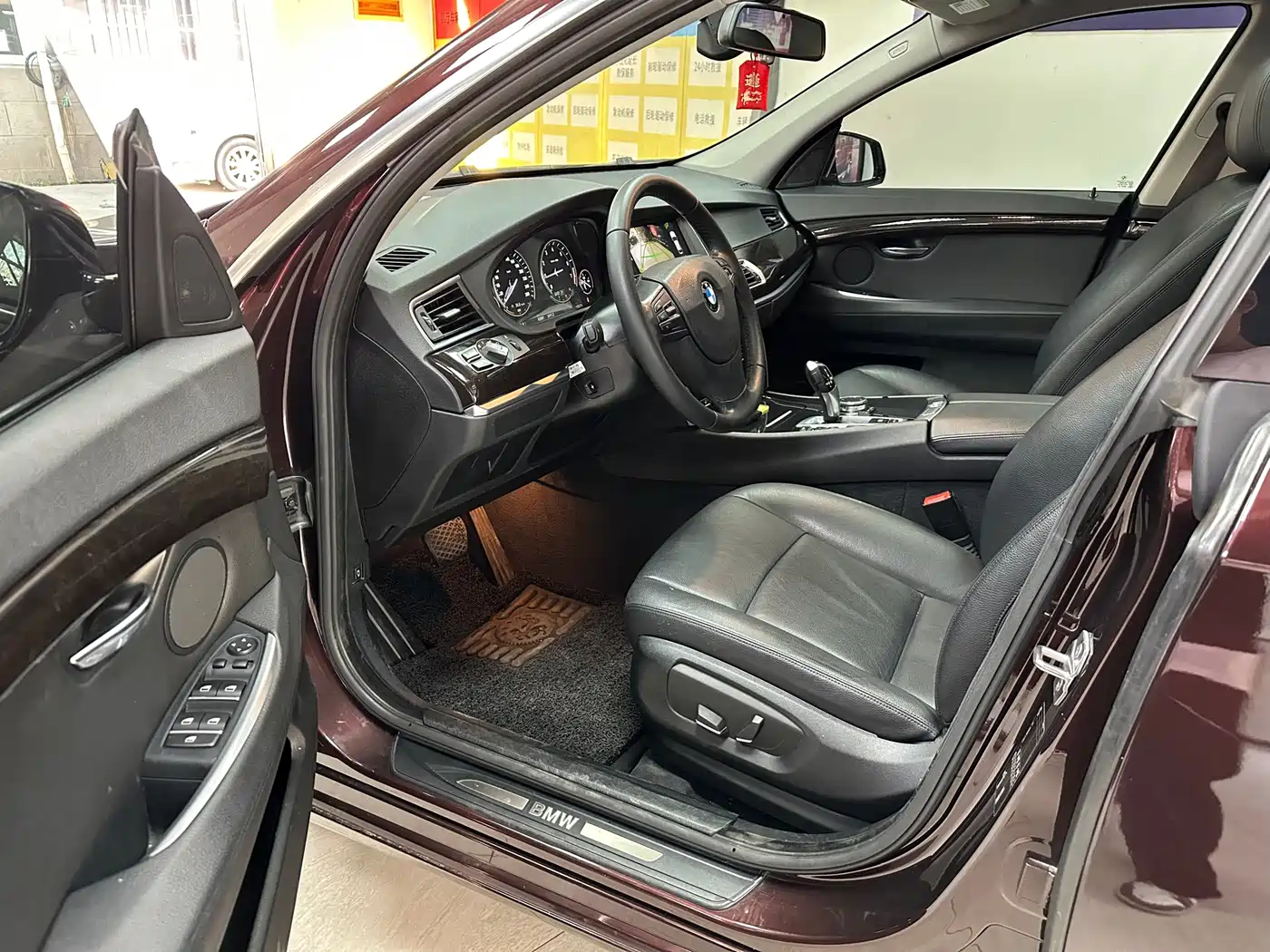 BMW 5 Series GT 2014 528i Leading фото 3