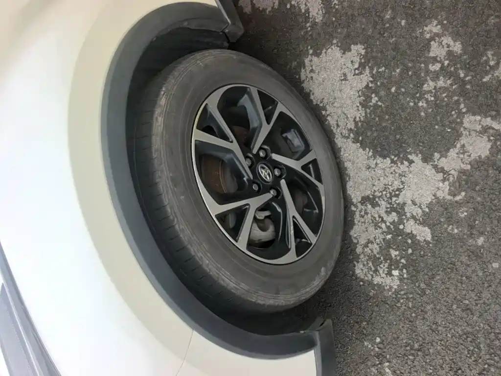 Фото 23 - Toyota C-HR
