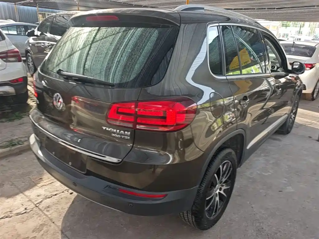 VOLKSWAGEN TIGUAN