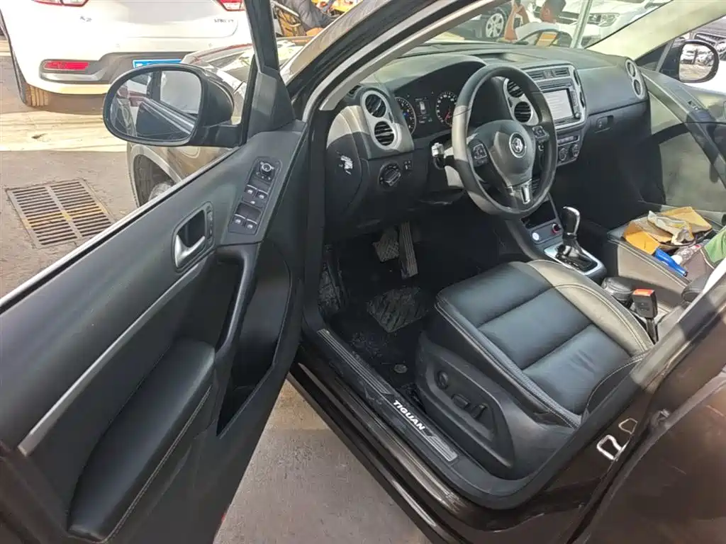 VOLKSWAGEN TIGUAN