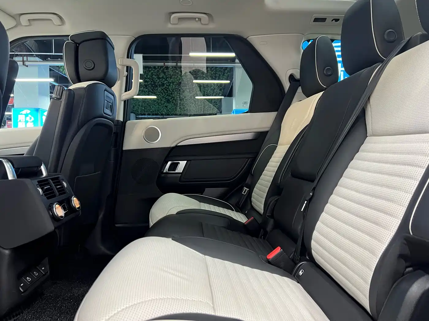 Land Rover Discovery 2021 360PS R-Dynamic HSE фото 9