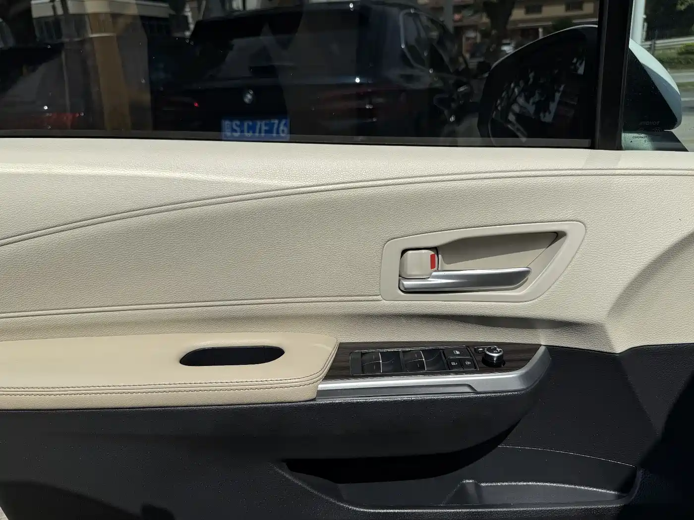 Toyota Sienna 2023 2.5L Hybrid Premium Edition фото 13