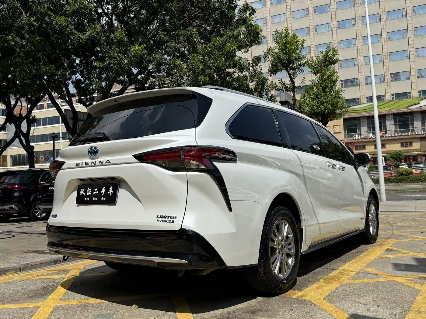 Toyota Sienna 2023 2.5L Hybrid Premium Edition фото 5